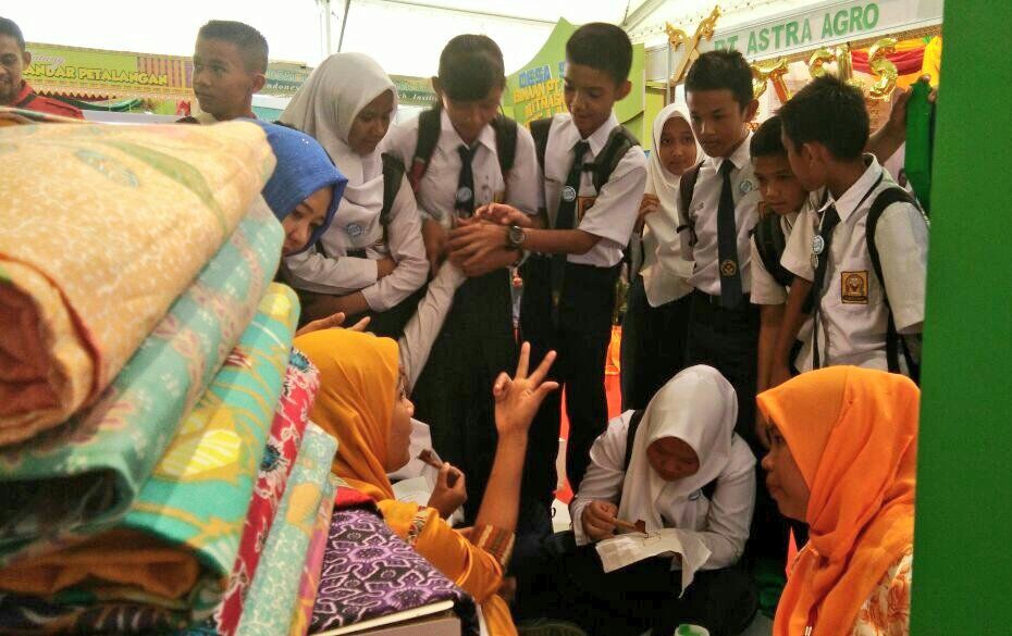 Para pembatik Rumah Batik Bono Andalan sedang menjelaskan cara membatik kepada para siswa saat mengunjugi stand RAPP pada Pelalawan Expo 2016 awal Oktober 2016 lalu